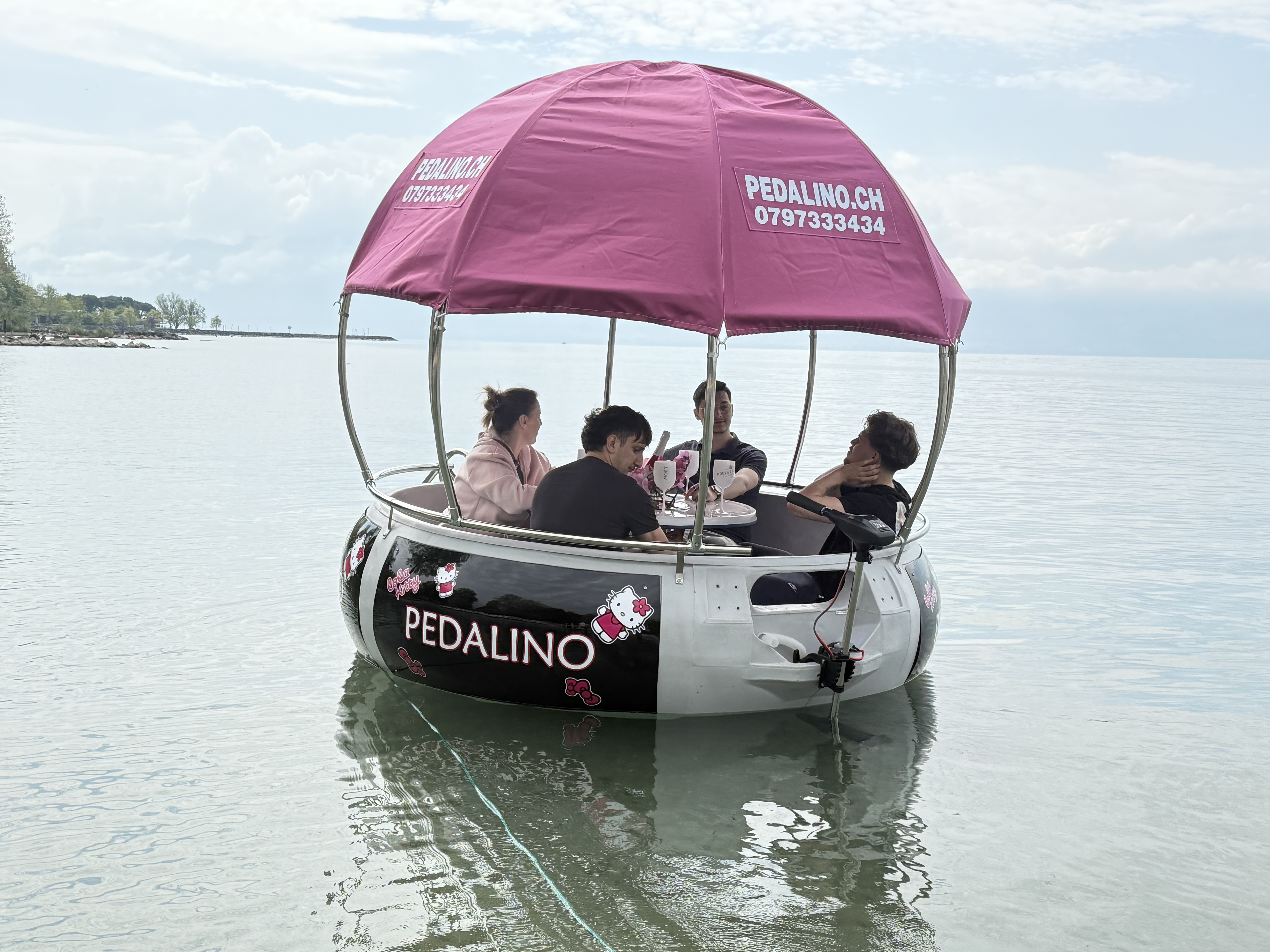 Donuts Boat BBQ, bateau rond barbecue fondue sur le lac Léman