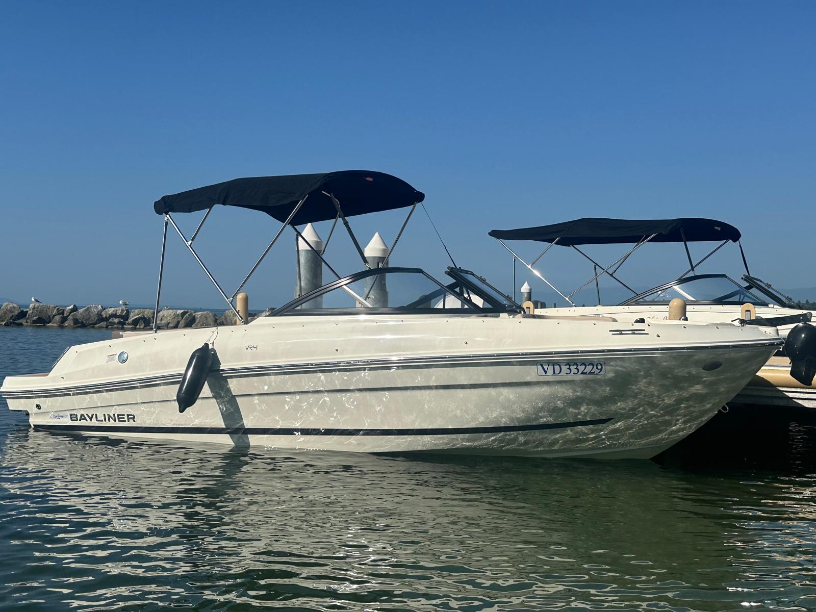 Bayliner VR4, eau turquoise du lac Léman et Alpes