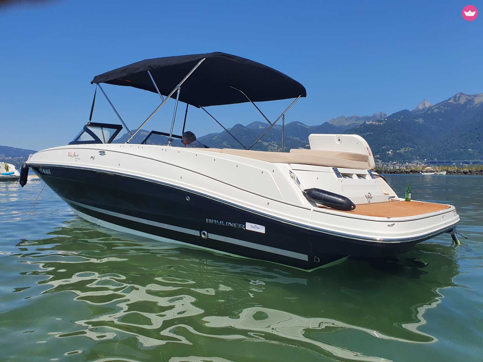 Bayliner VR6 sur le lac Léman vert, grandes Alpes