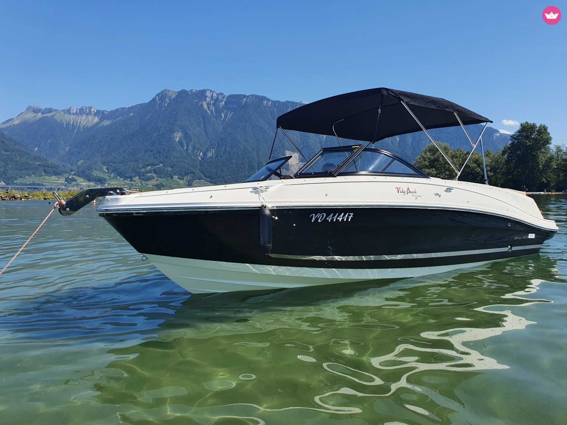 Bayliner VR6 de profil, montagne imposante, Léman