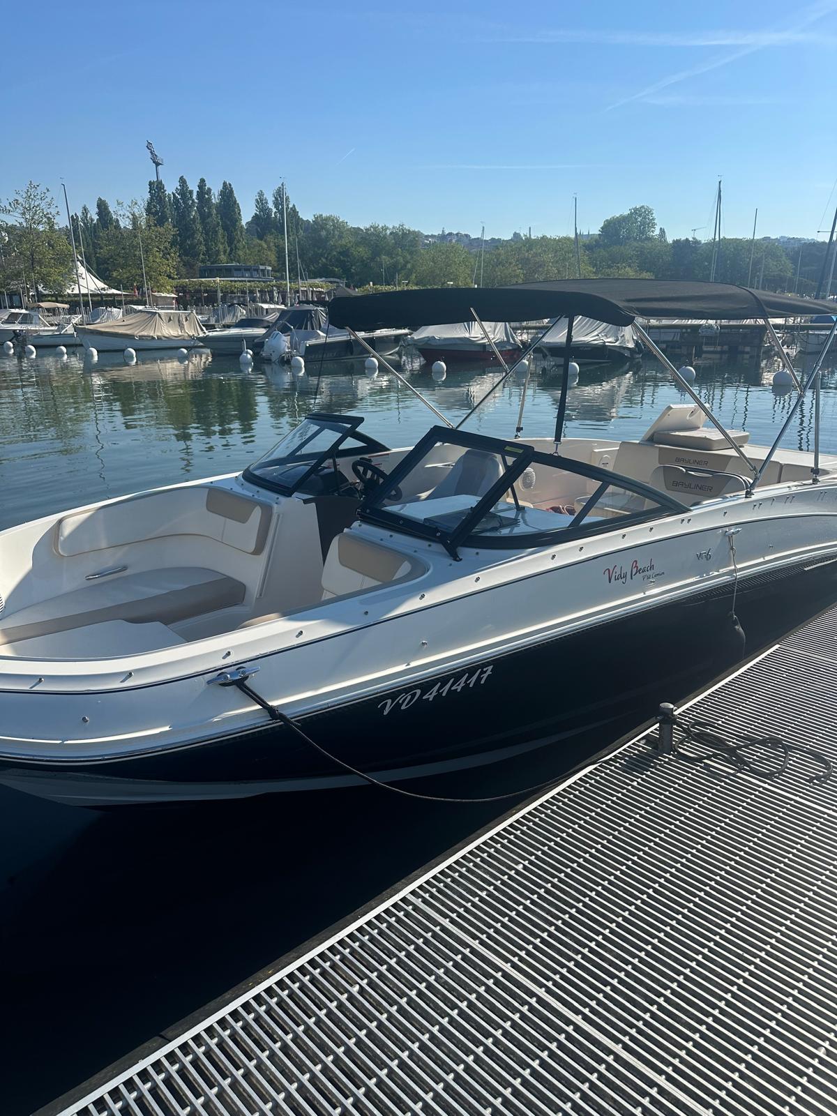 Bayliner VR6 sur le lac Léman, Lausanne Vidy